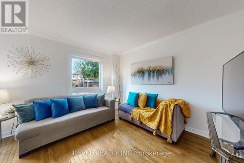 20 Wickstead Court, Brampton, ON - Indoor Photo Showing Living Room