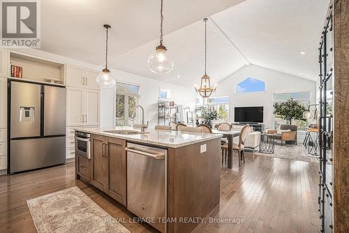 118 Elfin Grove, Ottawa, ON - Indoor Photo Showing Kitchen With Upgraded Kitchen