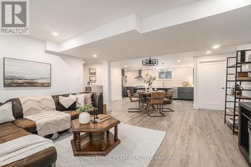 118 Elfin Grove, Ottawa, ON - Indoor Photo Showing Living Room