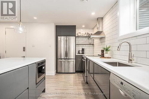 118 Elfin Grove, Ottawa, ON - Indoor Photo Showing Kitchen With Upgraded Kitchen