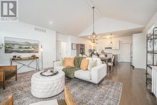 118 Elfin Grove, Ottawa, ON - Indoor Photo Showing Living Room