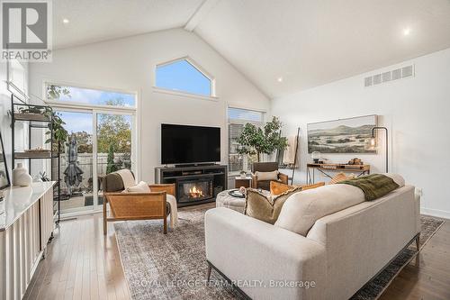 118 Elfin Grove, Ottawa, ON - Indoor Photo Showing Living Room