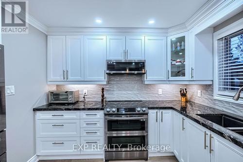 3499 Ellengale Drive, Mississauga, ON - Indoor Photo Showing Kitchen With Upgraded Kitchen