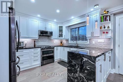 3499 Ellengale Drive, Mississauga, ON - Indoor Photo Showing Kitchen With Upgraded Kitchen