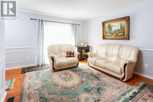 949 Hampstead Court, Mississauga, ON - Indoor Photo Showing Living Room