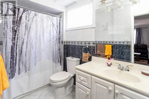 949 Hampstead Court, Mississauga, ON - Indoor Photo Showing Bathroom