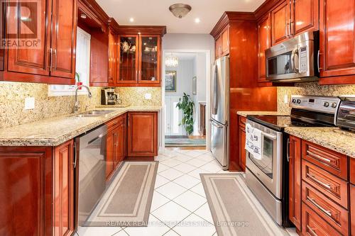 949 Hampstead Court, Mississauga, ON - Indoor Photo Showing Kitchen With Stainless Steel Kitchen With Double Sink