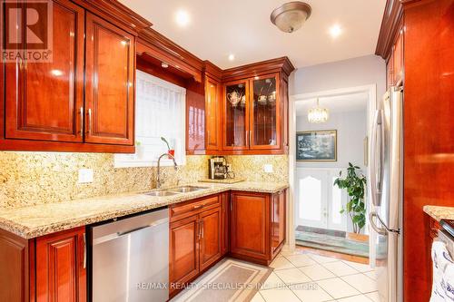 949 Hampstead Court, Mississauga, ON - Indoor Photo Showing Kitchen With Double Sink