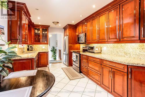 949 Hampstead Court, Mississauga, ON - Indoor Photo Showing Kitchen