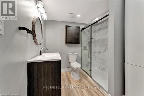 31 Hoodless Court, Brantford, ON - Indoor Photo Showing Bathroom