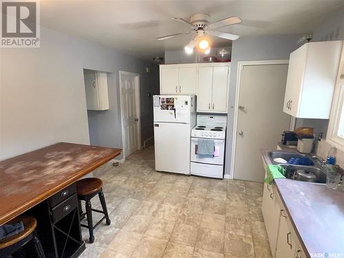 454 Montreal Avenue S, Saskatoon, SK - Indoor Photo Showing Kitchen With Double Sink