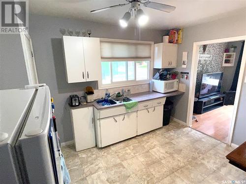 454 Montreal Avenue S, Saskatoon, SK - Indoor Photo Showing Kitchen