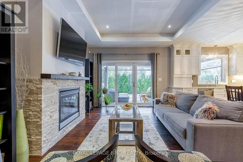 7 Parklane Crescent, St. Catharines (461 - Glendale/Glenridge), ON - Indoor Photo Showing Living Room With Fireplace