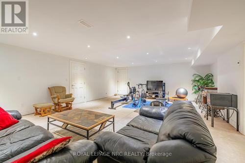 7 Parklane Crescent, St. Catharines (461 - Glendale/Glenridge), ON - Indoor Photo Showing Living Room