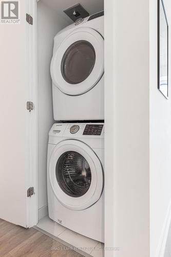 520 - 55 Ontario Street, Toronto, ON - Indoor Photo Showing Laundry Room