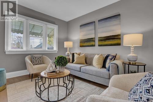 114 Thomas Street, Oshawa (Lakeview), ON - Indoor Photo Showing Living Room