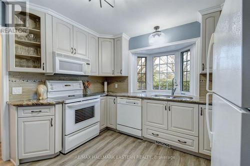 827 Somerville Street, Oshawa (Northglen), ON - Indoor Photo Showing Kitchen With Double Sink