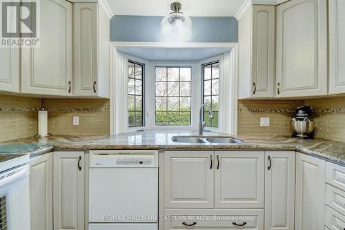 827 Somerville Street, Oshawa (Northglen), ON - Indoor Photo Showing Kitchen With Double Sink With Upgraded Kitchen