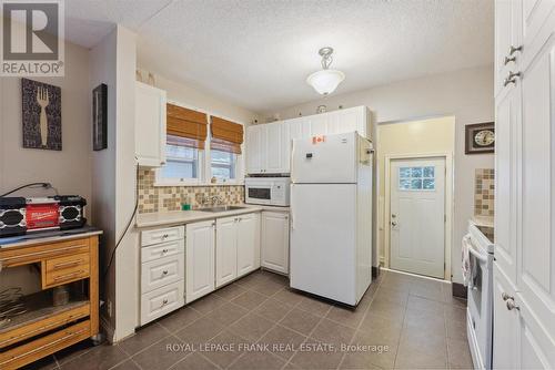 135 Lauder Road, Oshawa (O'Neill), ON - Indoor Photo Showing Kitchen