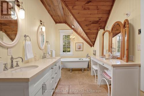 1074 Tally Ho Winter Park Road, Lake Of Bays (Sinclair), ON - Indoor Photo Showing Bathroom