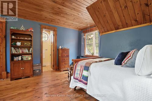 1074 Tally Ho Winter Park Road, Lake Of Bays (Sinclair), ON - Indoor Photo Showing Bedroom