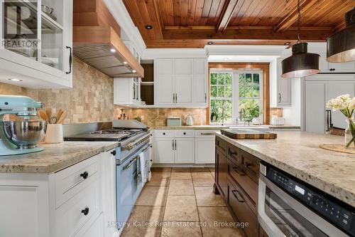 1074 Tally Ho Winter Park Road, Lake Of Bays (Sinclair), ON - Indoor Photo Showing Kitchen