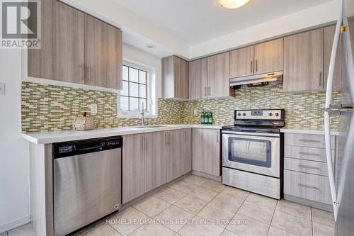 2450 Bromus Path, Oshawa, ON - Indoor Photo Showing Kitchen With Upgraded Kitchen