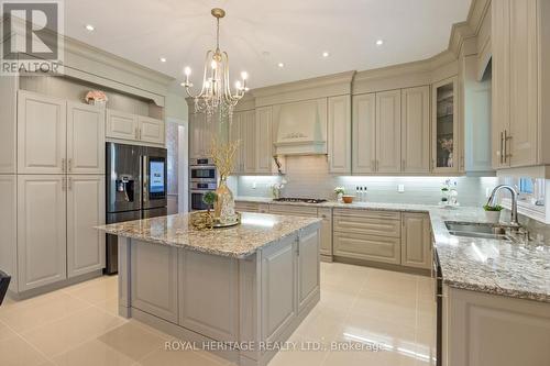 20 Kingstree Court, Whitchurch-Stouffville, ON - Indoor Photo Showing Kitchen With Double Sink With Upgraded Kitchen