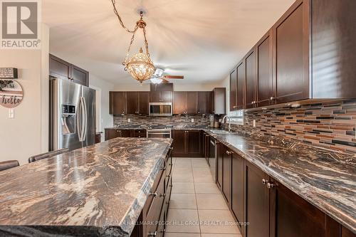 21 Keyzer Drive, Oro-Medonte, ON - Indoor Photo Showing Kitchen With Upgraded Kitchen