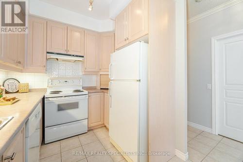 909 - 1 Belvedere Court, Brampton, ON - Indoor Photo Showing Kitchen