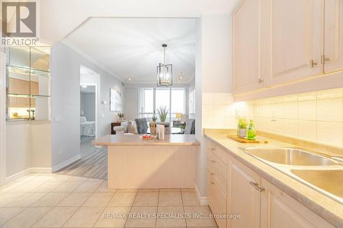 909 - 1 Belvedere Court, Brampton, ON - Indoor Photo Showing Kitchen