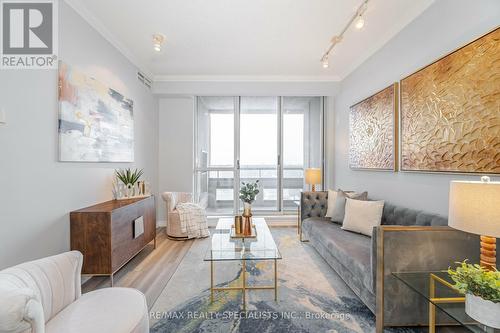 909 - 1 Belvedere Court, Brampton, ON - Indoor Photo Showing Living Room