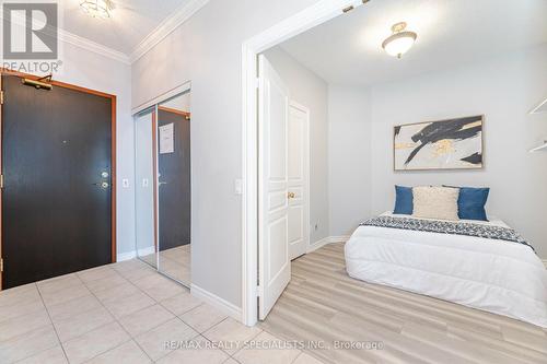 909 - 1 Belvedere Court, Brampton, ON - Indoor Photo Showing Bedroom