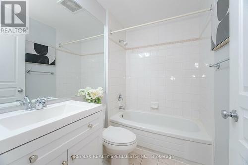 909 - 1 Belvedere Court, Brampton, ON - Indoor Photo Showing Bathroom