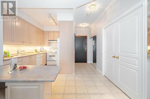 909 - 1 Belvedere Court, Brampton, ON - Indoor Photo Showing Kitchen