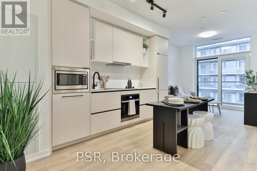 2404 - 10 Graphophone Grove, Toronto, ON - Indoor Photo Showing Kitchen With Upgraded Kitchen