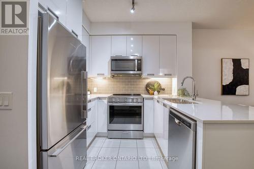 1007 - 65 Watergarden Drive, Mississauga, ON - Indoor Photo Showing Kitchen With Upgraded Kitchen