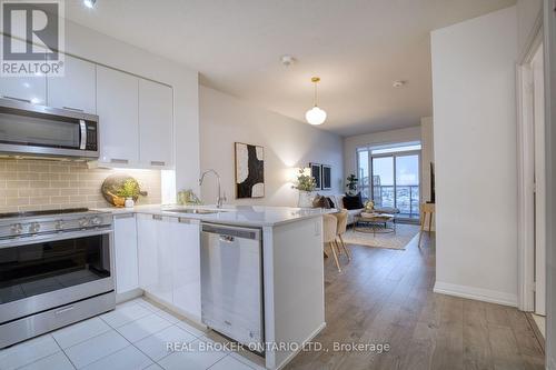 1007 - 65 Watergarden Drive, Mississauga, ON - Indoor Photo Showing Kitchen With Upgraded Kitchen