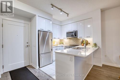 1007 - 65 Watergarden Drive, Mississauga, ON - Indoor Photo Showing Kitchen With Upgraded Kitchen