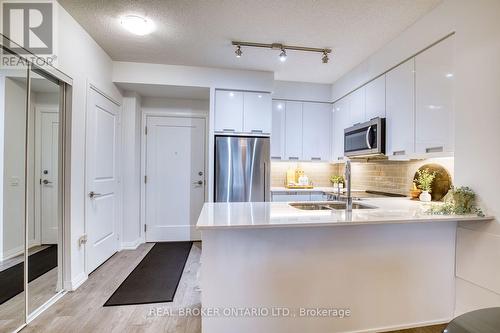 1007 - 65 Watergarden Drive, Mississauga, ON - Indoor Photo Showing Kitchen