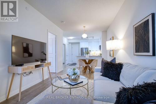 1007 - 65 Watergarden Drive, Mississauga, ON - Indoor Photo Showing Living Room