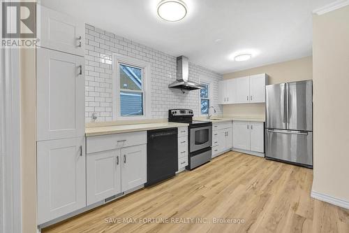 372 Flanders Row E, London, ON - Indoor Photo Showing Kitchen