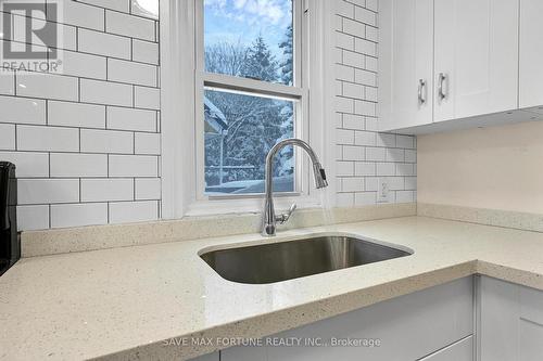 372 Flanders Row E, London, ON - Indoor Photo Showing Kitchen