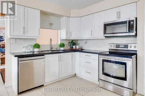 392 Fischer Hallman Road, Kitchener, ON - Indoor Photo Showing Kitchen With Upgraded Kitchen