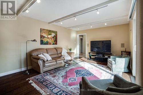 25 Terrace Drive, Hamilton, ON - Indoor Photo Showing Living Room