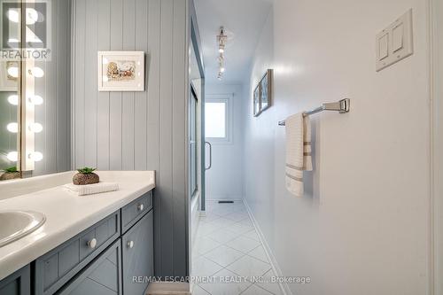 25 Terrace Drive, Hamilton, ON - Indoor Photo Showing Bathroom