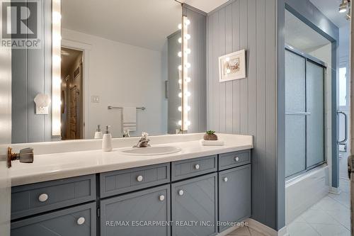 25 Terrace Drive, Hamilton, ON - Indoor Photo Showing Bathroom