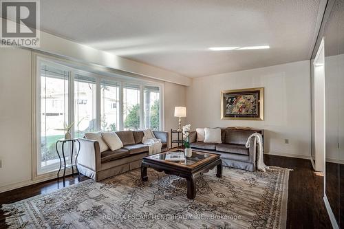 25 Terrace Drive, Hamilton, ON - Indoor Photo Showing Living Room