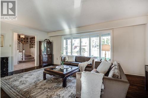 25 Terrace Drive, Hamilton, ON - Indoor Photo Showing Living Room