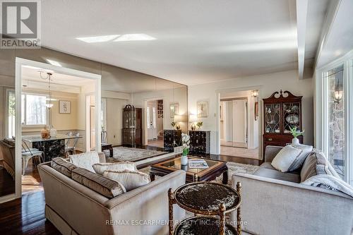 25 Terrace Drive, Hamilton, ON - Indoor Photo Showing Living Room